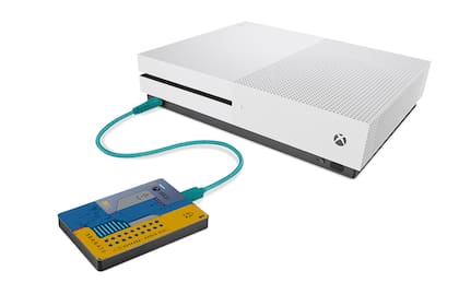Con un cable de conexión verde agua y un diseño inspirado en la estética de Cyberpunk 2077, la unidad de almacenamiento de Seagate no pasa inadvertida