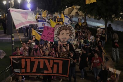 Con un cartel en hebreo que pide ayuda parientes y defensores de los rehenes israelíes retenidos en la Franja de Gaza protestan para reclamar su liberación del cautiverio en manos de Hamás y el final de la guerra, ante la zona antigua de Jerusalén, el sábado 20 de septiembre de 2025