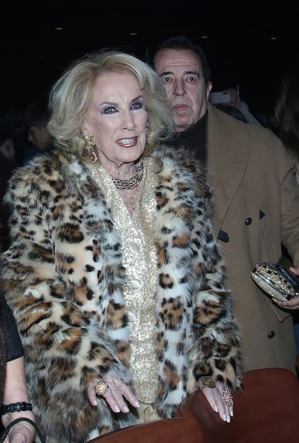 Con un chaleco de pedrería y una falda con bordados en tonos dorados, zapatos acordonados del mismo color y tapado de piel, la diva posó para las cámaras