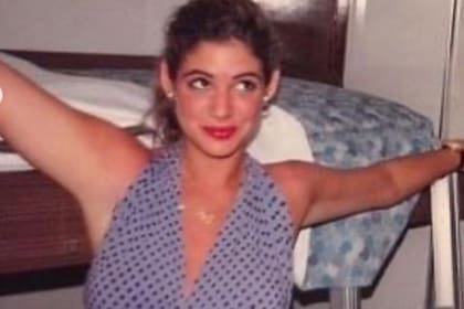 Con un clásico look de los 90