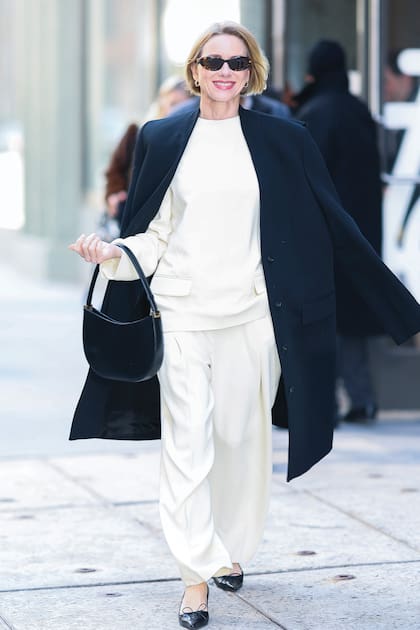 Con un conjunto holgado en crêpe compuesto
por una blusa cuello redondo con bolsillos frontales con solapa y unos pantalones pinzados, de la firma Totême. Lo
complementó con un abrigo de paño, zapatos adornados con un moño en la punta y cartera, todo en negro.