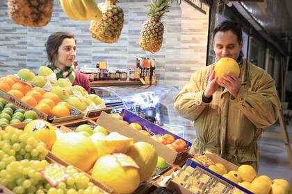 Con un consumidor ávido por acceder a estos alimentos todo el año, se cosechan antes de tiempo y pasan por un proceso de refrigeración largo