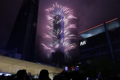 Con un deslumbrante show de fuegos artificiales en el rascacielos Taipei 101, Taiwán le dio la bienvenida al 2023 (Foto: JAMESON WU / AFP)