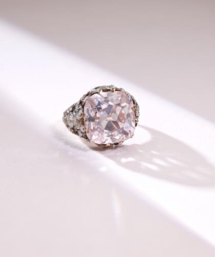Con un diamante rosa claro de talla brillante antigua de 13,86 quilates, la pieza presenta una montura adornada con diamantes de talla antigua y talla rosa que perteneció a la princesa otomana Neslishah Sultan (1921–2012)