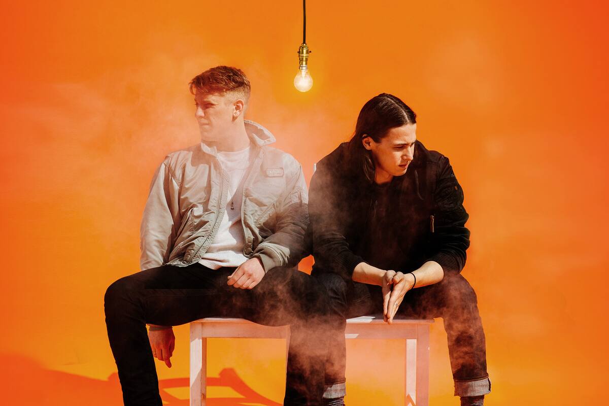 Con un disco nuevo bajo el brazo, el dúo, que tuvo un ascenso meteórico, llega al país con su combo... ¿pop instrospectivo?