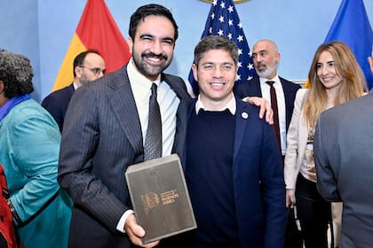 Con un discurso anti Milei, Kicillof se mostró con el alcalde de Nueva York y el presidente de España.