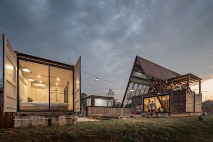 Con un diseño atractivo y funcional, esta casa prefabricada está situada en un arrozal cerca de la capital tailandesa
