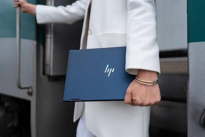 Con un diseño compacto, la notebook HP Elite Dragonfly tiene una pantalla de 13,3 pulgadas y dispone de una autonomía de 24 horas de uso