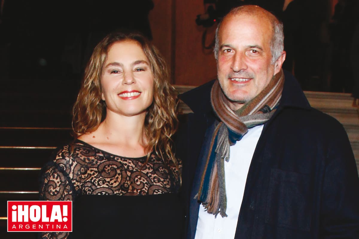 Con un diseño de El Camarín, Gloria sonríe en las escalinatas del Teatro Colón junto a su novio.