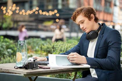 Con un diseño liviano, los auriculares Sony WH-1000XM4 cuentan con una función que permite emular la experiencia del sonido espacial envolvente en servicios de streaming que no poseen la tecnología de audio 360