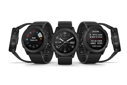 Con un diseño robusto y una amplia pantalla de 1,4 pulgadas apta para el uso con visores nocturnos, el reloj dispone de un botón para borrar toda la información almacenanda en caso de emergencia