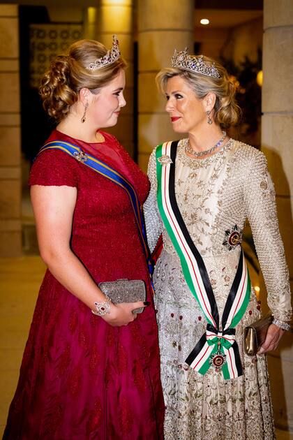 Con un diseño rojo de Jan Taminiau y una tiara de rubíes, en la boda del príncipe Hussein de Jordania, hace unas semanas.