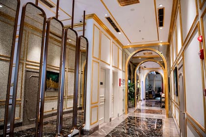Con un diseño similar al de la recepción, cuenta con detalles en oro y mármol, creando una estética uniforme en los interiores