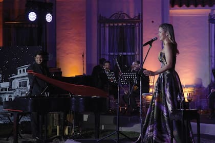 Con un diseño strapless realizado por Valentina Musa sobre un género intervenido por Eduardo Hoffmann, la artista subió al escenario para cantar clásicos de Armando Manzanero.