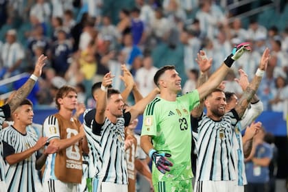 Con un duro partido, Argentina avanzó a octavos de final del Mundial con goles de Lionel Messi, Lisandro Martínez y Cristian Romero
