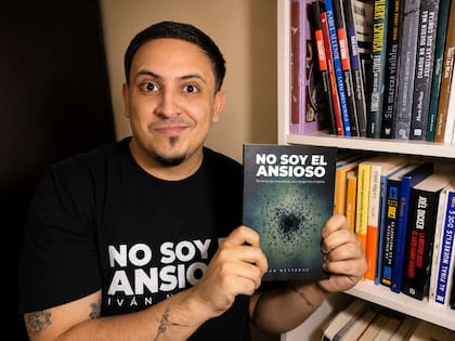 Con un ejemplar de su libro.