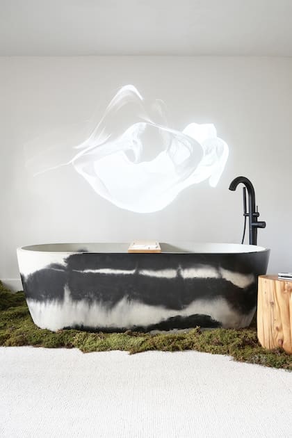 Con un enfoque más minimalista, con la técnica tie-dye, esta bañera se funda en el ritmo cambiante de la naturaleza y su rimo propio.