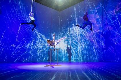 Con un espectáculo que no se volverá a repetir y que se inspiró en las historias de los hombres y las mujeres de negocios, American Express Argentina presentó su nuevo producto Premium corporativo