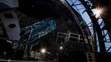 Con un espejo de 100 pulgadas (2,5 metros) de diámetro para recoger la luz, el telescopio Hooker del Monte Wilson era el mayor telescopio de la época.