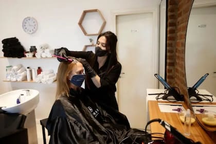 Con un estricto protocolo de seguridad aprobado por el gobierno porteño, los locales de peluquerías ya pueden volver a atender al público
