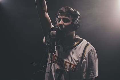 Con un freestyle sobre la liga estadounidense de basket, Duki y NBA LATAM estrenaron un ciclo de videos