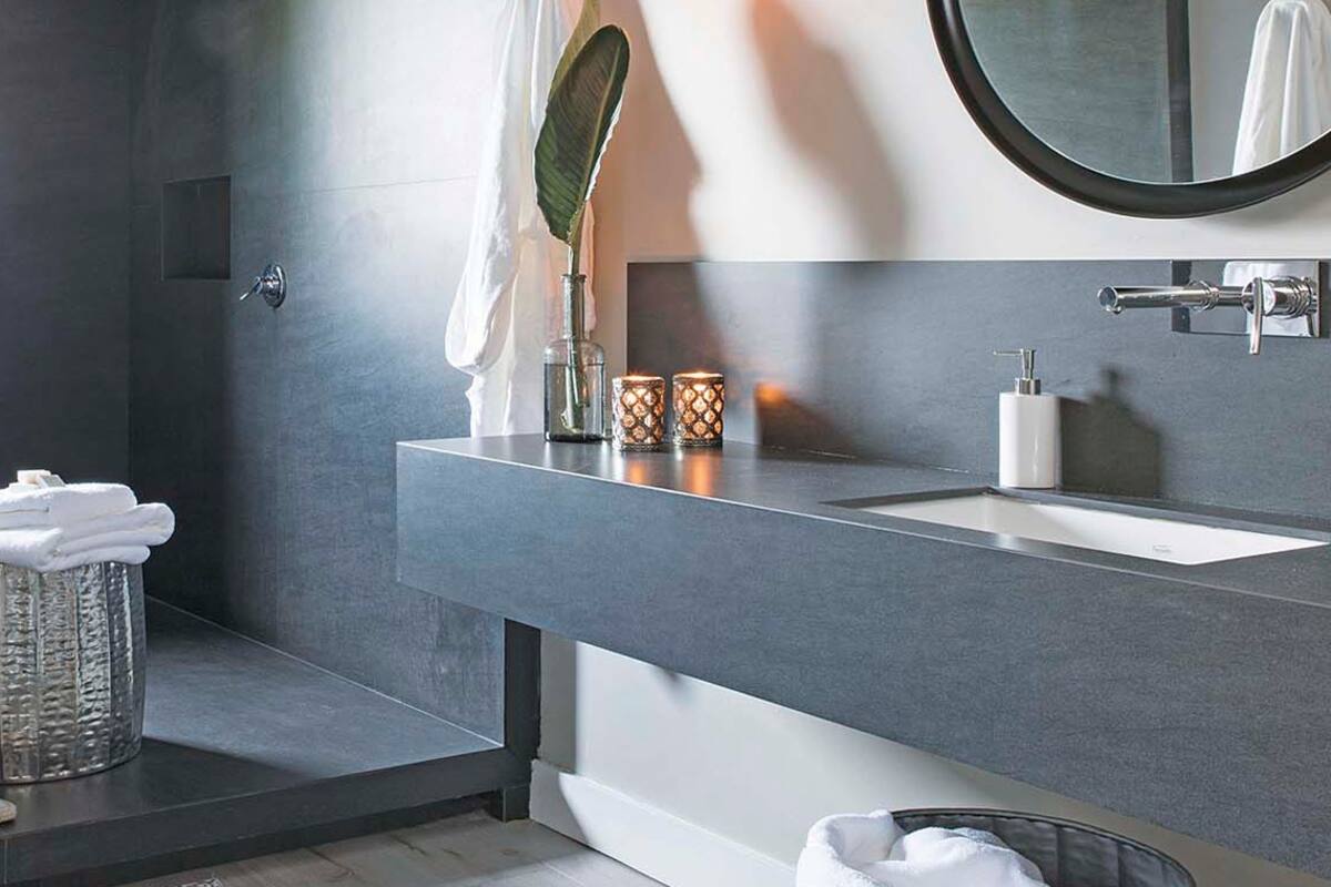 En el centro de la escena, la bañera es protagonista de este baño pensado como un refugio amplio y luminoso, perfecto para relax y la evasión.