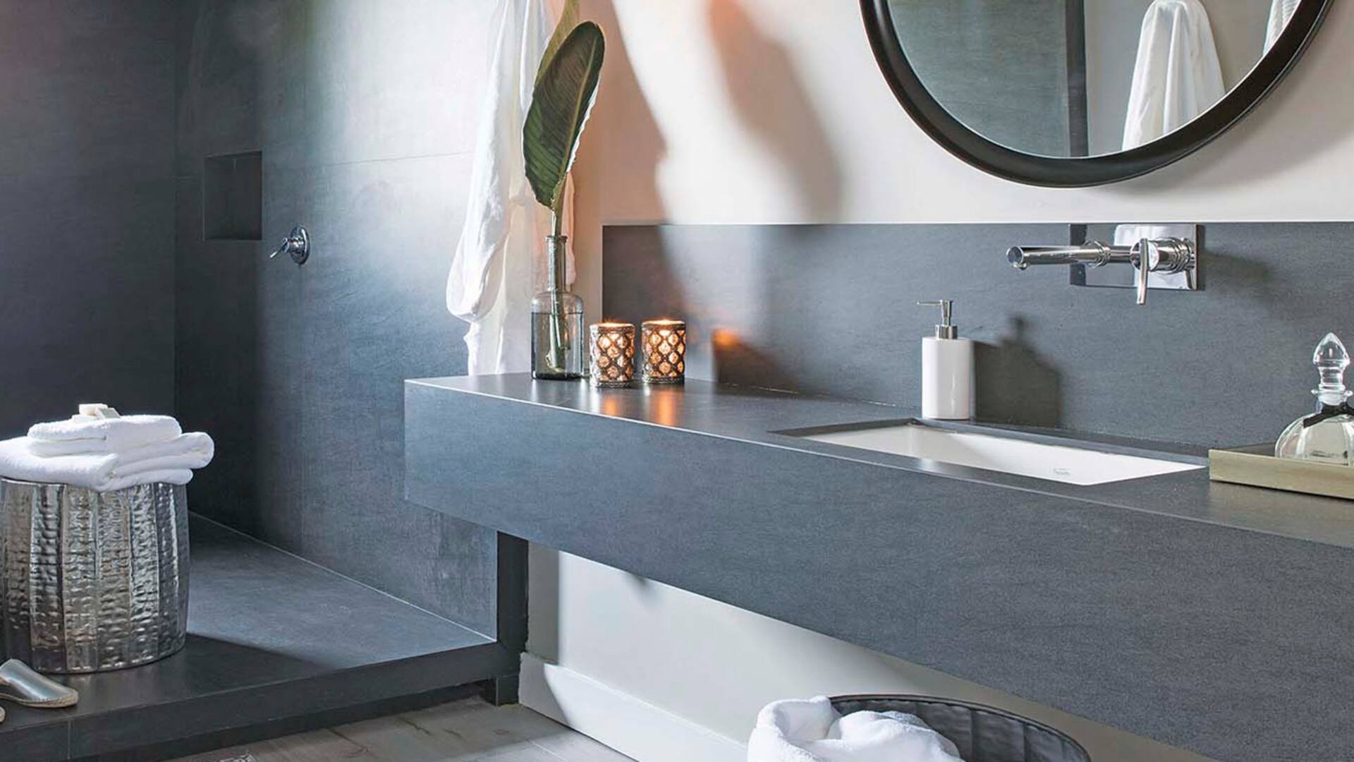 En el centro de la escena, la bañera es protagonista de este baño pensado como un refugio amplio y luminoso, perfecto para relax y la evasión.