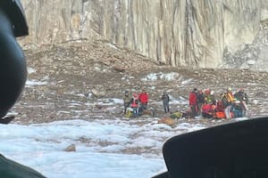 Arriesgado rescate de un montañista que intentaba un ascenso en un área remota