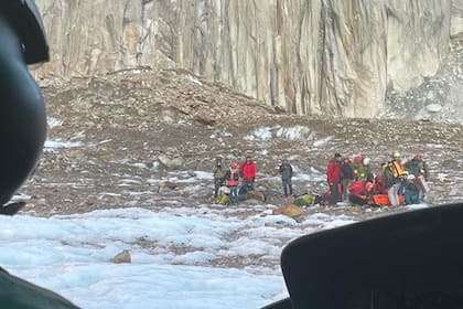 Con un helicóptero militar, que aterrizó en un área del glaciar Torre, se pudo rescatar a un montañista extranjero