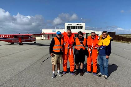 Con un helicóptero y dos aviones, cinco pilotos unieron Comodoro y Malvinas