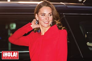 Con un look cargado de guiños a varios miembros de la familia real, la mujer del príncipe William -que contó con el incondicional apoyo de sus padres y hermanos- se lució como anfitriona.