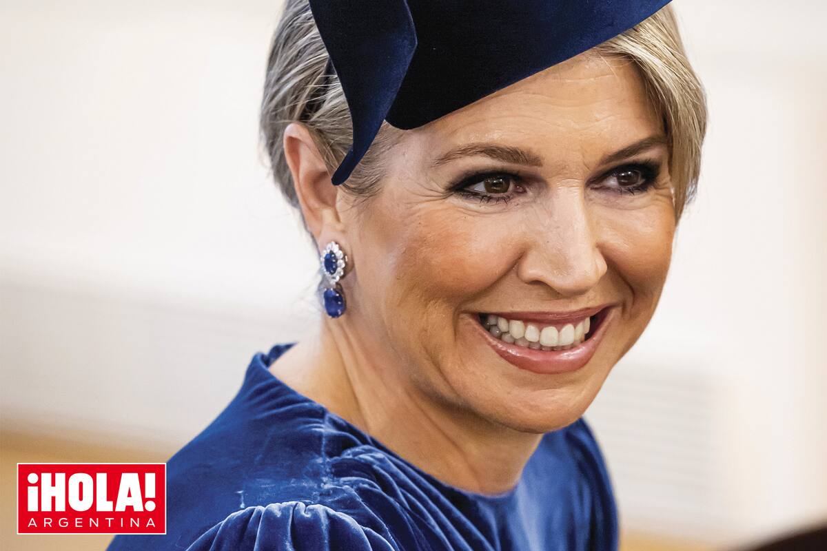 Con un look en terciopelo azul, que incluía un tocado y pendientes de zafiros, conquistó a todos en el país mediterráneo.