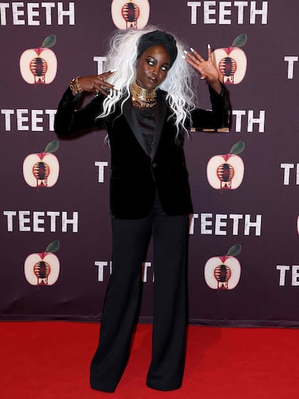 Con un look juguetón que hizo recordar a Tormenta, la princesa africana de los X-Men, Lupita Nyong’o asistió en Broadway la noche de Halloween al reestreno de Teeth, uno de los musicales más polémicos de los últimos tiempos