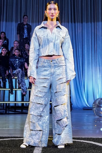 Con un look urbano, Indiana se lució en el desfile y cautivó todas las miradas