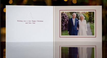 Con un mensaje clásico —“Le deseo una muy Feliz Navidad y Año Nuevo”— el rey Carlos III y Camila eligieron una imagen cargada de simbolismo para su saludo de este año.