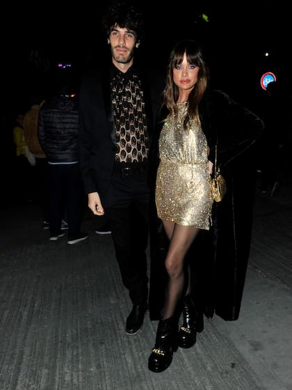 Con un mini vestido dorado, Vito Saravia posa junto a su novio, Manu Desrets