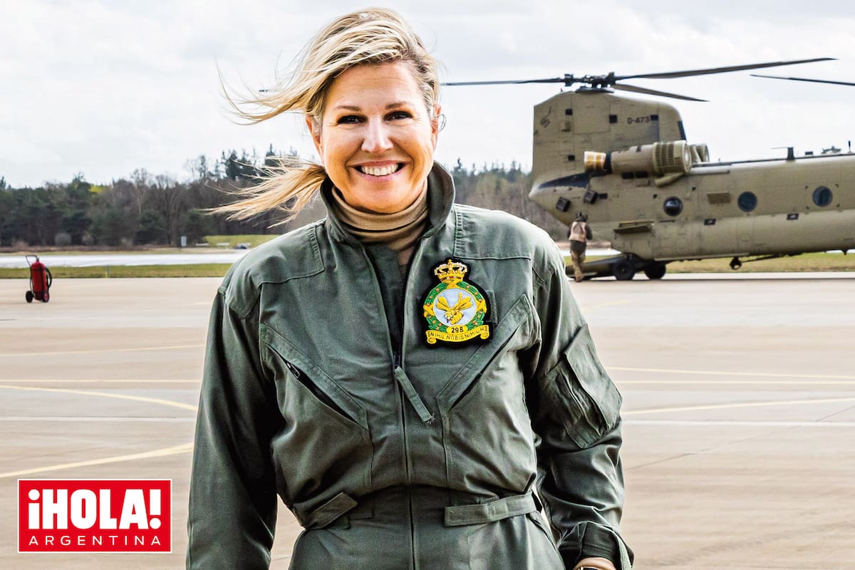 Con un mono cargo verde con el emblema de las fuerzas aéreas bordado y una gran sonrisa, la monarca se mimetizó con los militares.