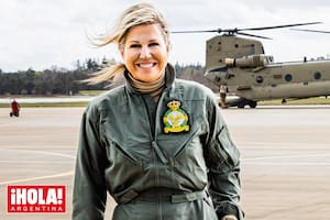 Con un mono cargo verde con el emblema de las fuerzas aéreas bordado y una gran sonrisa, la monarca se mimetizó con los militares.