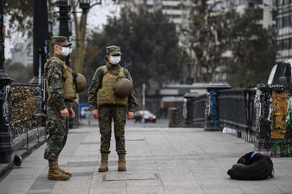 Con un nuevo récord de decesos y en un clima de ascendente tensión social, soldados chilenos custodian las calles de Santiago