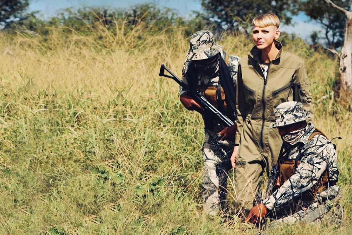 Con un overall verde militar, muy acorde con su corte de pelo, rapado en los costados, Charlene penetró en las zonas más salvajes de Sudáfrica junto a un grupo de “rangers”.