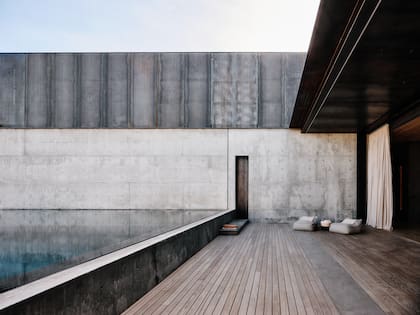 Con un sencillo gesto de diseño, la arquitectura logra reforzar el concepto de refugio ante la hostilidad del clima: tres muros que cortan el viento y no dejan ver nada más -ni nada menos- que el recorte del cielo.