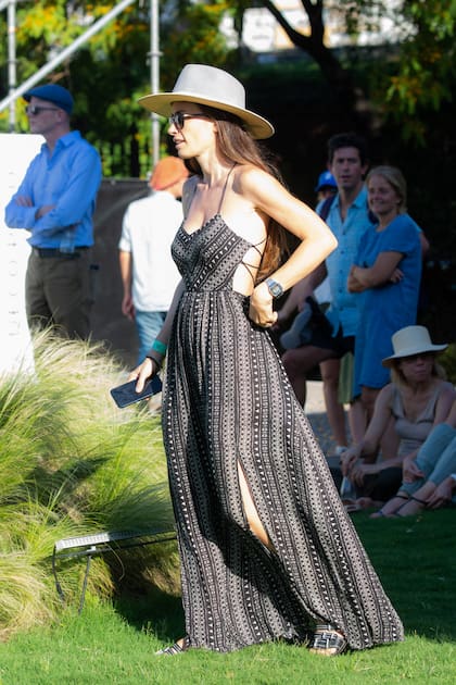 Con un sensual solero con tajo lateral y espalda descubierta, Ángeles Pedreira alentó a su marido, Nicolás Pieres, desde el palenque de Ellerstina.