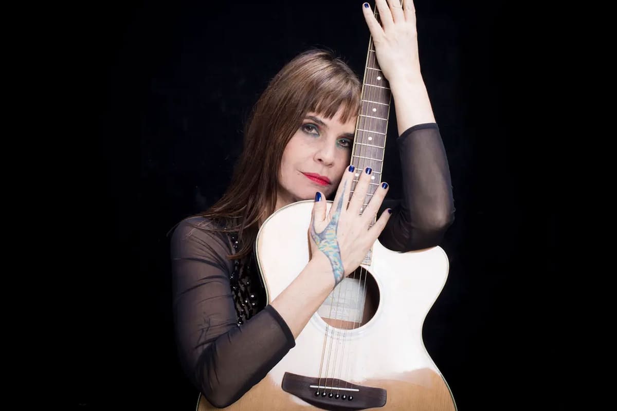 Con un sentido de la feminidad bien definido en su ropa.