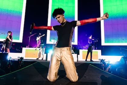 Con un show debut en Obras y el anuncio de una gira internacional, Usted Señalemelo marcó su esperado regreso a escena