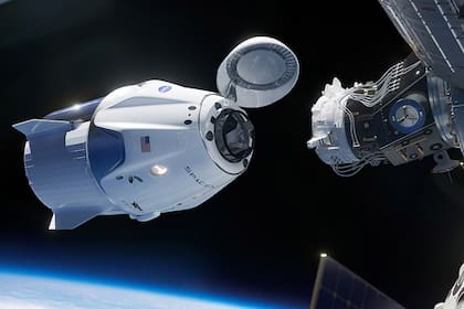 La nave Crew Dragon se acopló a la Estación Espacial Internacional el 3 de marzo de 2019, sin tripulantes, en una maniobra autónoma; hoy repetirán el proceso, pero con dos astronautas a bordo