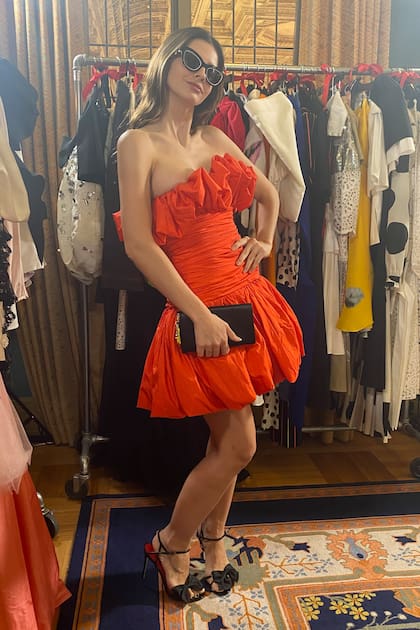 Con un strapless con volados en el escote, cuerpo drapeado y falda ballon.