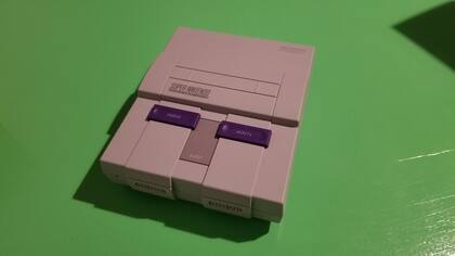 Con un tamaño compacto, la Super Nintendo Classic Edition cuenta con 21 juegos preinstalados