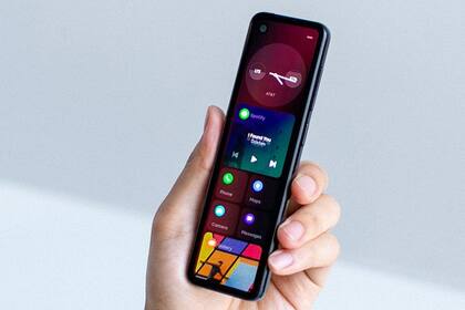 Con un tamaño compacto y un diseño alargado, así es el nuevo prototipo de smartphone que presentó el creador de Android