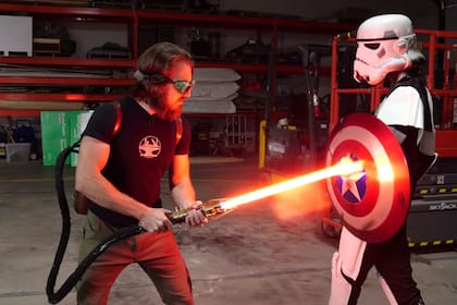 Con un tanque de gas y un soplete adaptado, James Hobson creó un prototipo de sable de plasma inspirado en las espadas laser utilizadas por los personajes de Star Wars