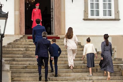 Con un tapado de lana y vestido coordinado, la reina Margarita recibió con una sonrisa al príncipe y su familia en el palacio de Fredensborg, en la isla de Selandia